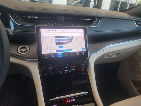 Used 2024 Jeep Grand Cherokee Limited image 41