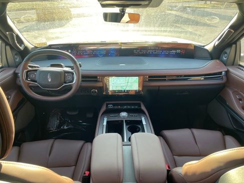 New 2025 Lincoln Navigator Reserve image 16