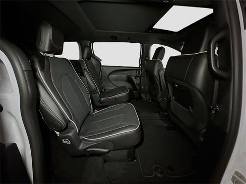New 2026 Chrysler Pacifica Limited w/ S Appearance Package image 32