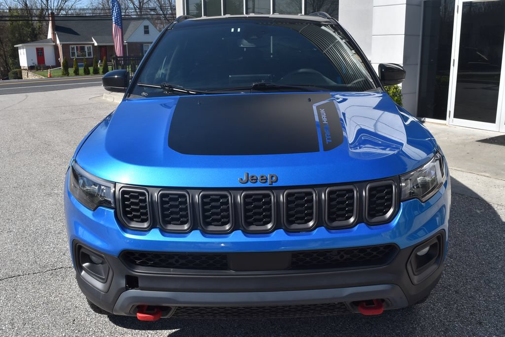 Used 2025 Jeep Compass Trailhawk AWD/4WD image 3