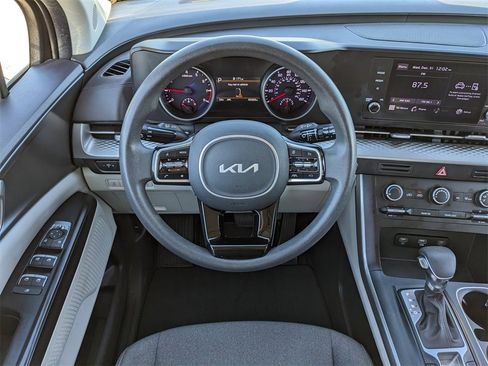 Certified 2022 Kia Carnival LX image 16