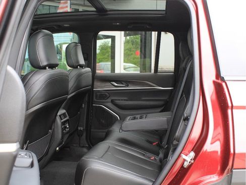 New 2026 Jeep Grand Cherokee Limited w/ Limited Altitude Package AWD/4WD image 32