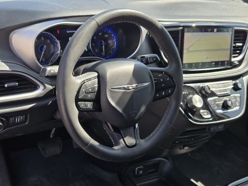 Used 2024 Chrysler Pacifica Touring-L w/ Uconnect Theater Family Group FWD image 4