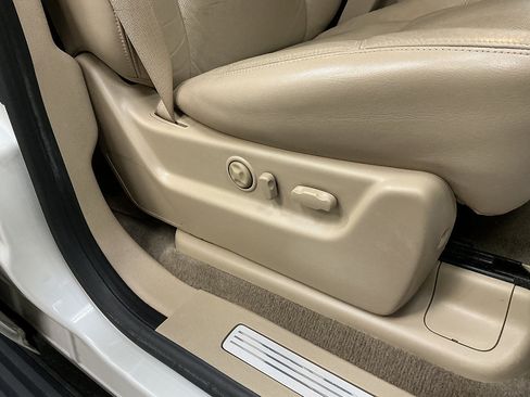 Used 2010 Cadillac Escalade Premium AWD/4WD image 35