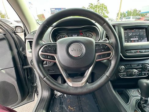 Used 2020 Jeep Cherokee Latitude Lux w/ Comfort/Convenience Group FWD image 11