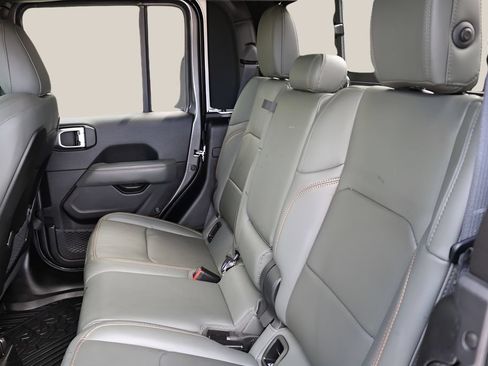 Used 2024 Jeep Gladiator Mojave AWD/4WD image 17