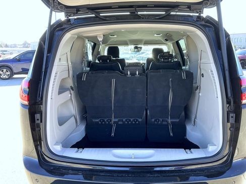 Used 2024 Chrysler Pacifica Touring-L image 23
