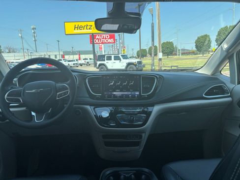 Used 2023 Chrysler Pacifica Touring-L FWD image 35