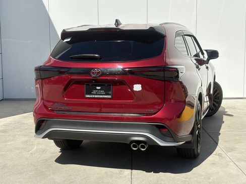Used 2023 Toyota Highlander XSE FWD image 6
