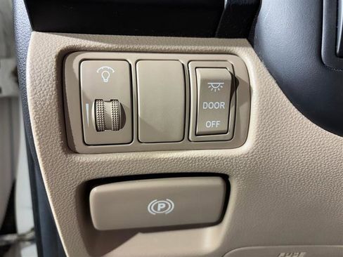 Used 2008 Hyundai Entourage image 12