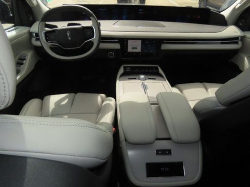Used 2025 Lincoln Navigator Reserve AWD/4WD image 23