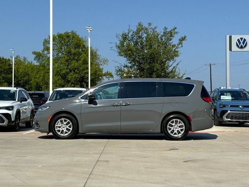 Used 2025 Chrysler Pacifica Select FWD image 3
