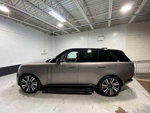 Used 2023 Land Rover Range Rover SE AWD/4WD image 3