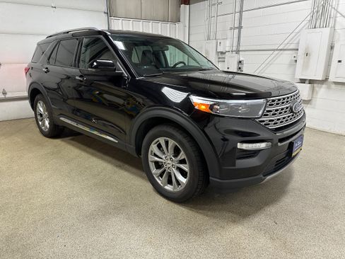 Certified 2023 Ford Explorer Limited w/ Equipment Group 301A image 3