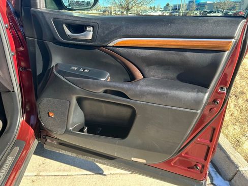 Used 2017 Toyota Highlander Limited image 21