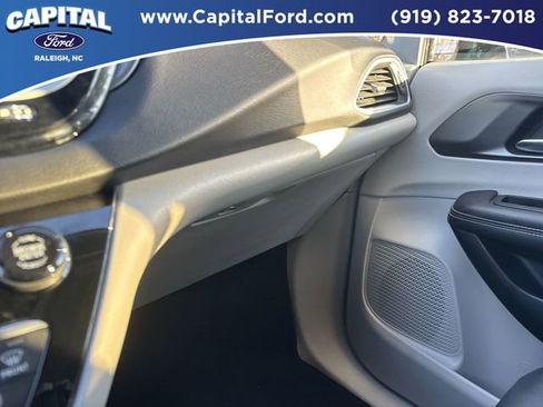 Used 2024 Chrysler Pacifica Touring-L image 25