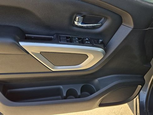 Used 2020 Nissan Titan SV w/ SV Convenience Package image 12