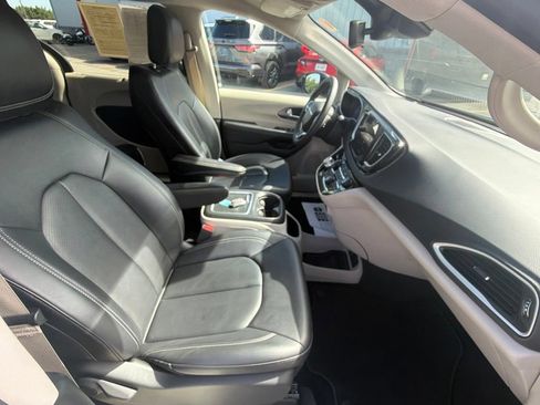 Used 2024 Chrysler Pacifica Touring-L FWD image 49