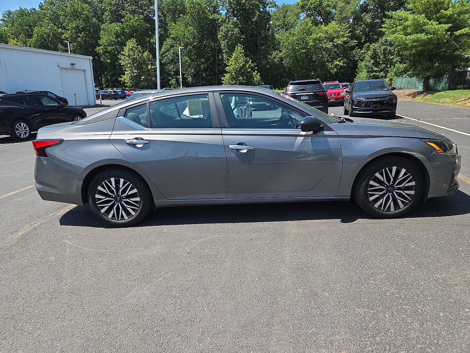 Used 2025 Nissan Altima 2.5 SV FWD image 2