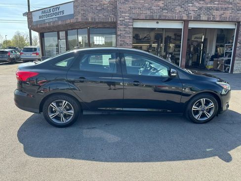 Used 2018 Ford Focus SE w/ SE Appearance Package image 17