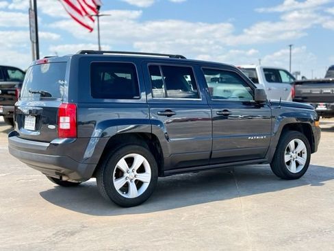 Used 2014 Jeep Patriot Latitude FWD image 2