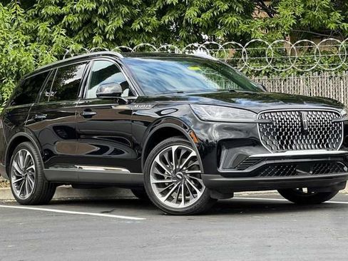 Used 2025 Lincoln Aviator Reserve w/ Equipment Group 201A image 2