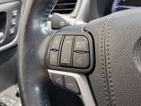 Used 2018 Toyota Highlander Limited Platinum AWD/4WD image 11