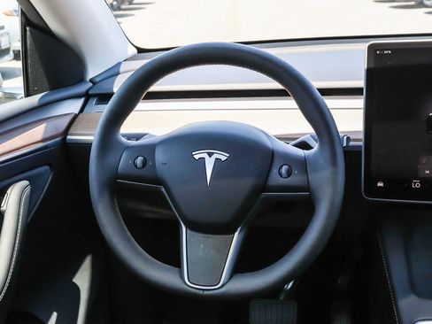 Used 2024 Tesla Model Y Long Range AWD/4WD image 18