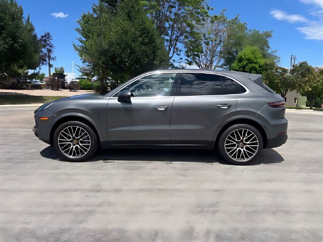Used 2022 Porsche Cayenne w/ Premium Package AWD/4WD image 2