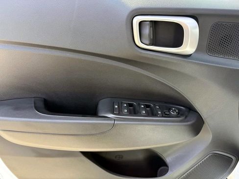 Used 2025 Hyundai Venue SE FWD image 16