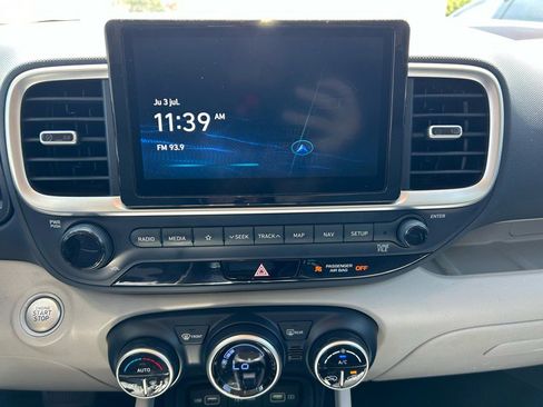 Used 2022 Hyundai Venue Limited image 12