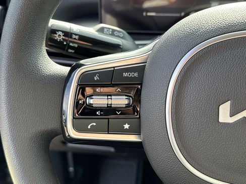 Certified 2025 Kia Sorento LX image 25