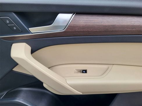 Certified 2025 Audi Q5 2.0T Premium image 17