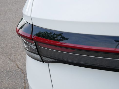 Certified 2025 Volkswagen Taos SE AWD/4WD image 17