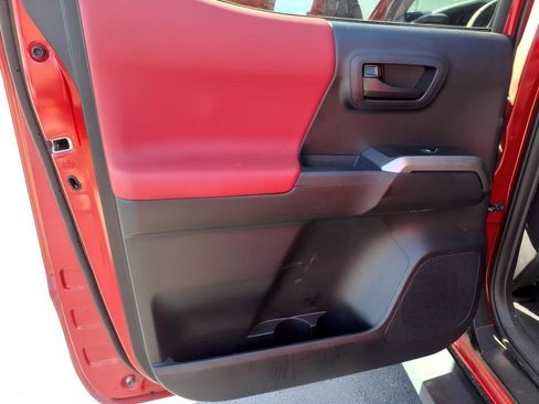 Used 2020 Toyota Tacoma SR5 RWD image 13