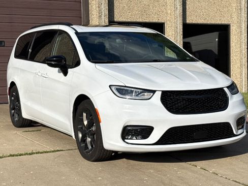 Used 2025 Chrysler Pacifica Limited FWD image 11