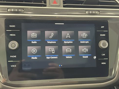 Used 2023 Volkswagen Tiguan SE w/ Panoramic Sunroof Package AWD/4WD image 18