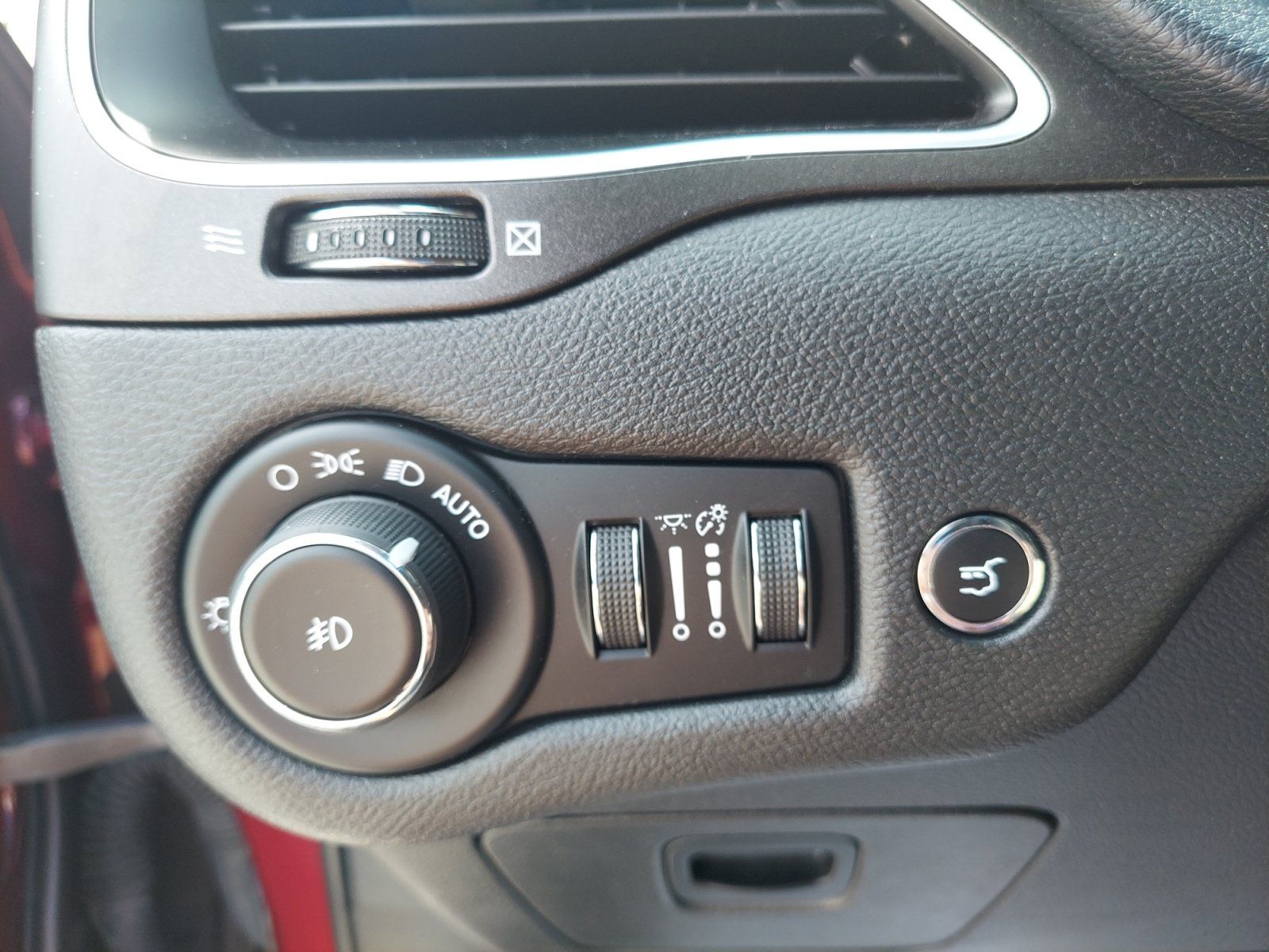 Used 2019 Jeep Cherokee Trailhawk AWD/4WD image 25