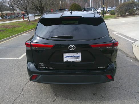 Used 2022 Toyota Highlander LE image 11