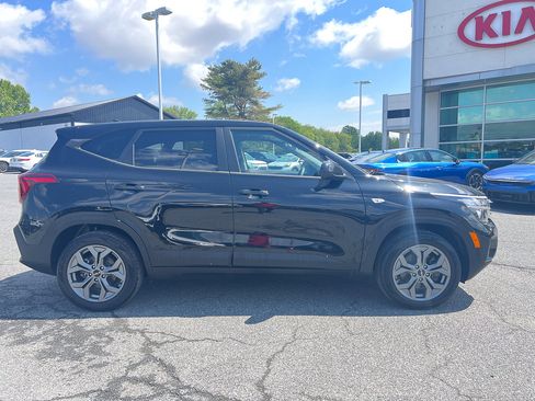 Used 2024 Kia Seltos LX AWD/4WD image 8