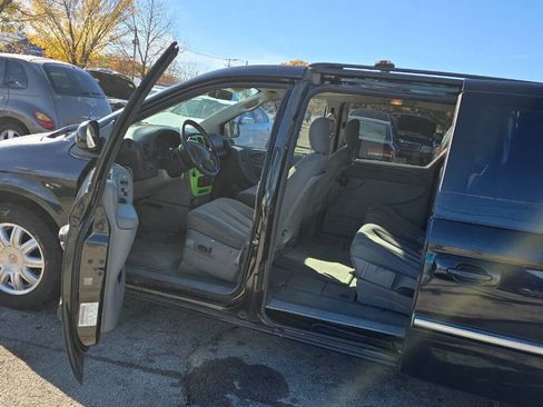 Used 2007 Chrysler Town & Country Touring image 8