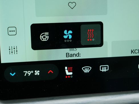 Used 2026 Rivian R1S Premium image 28