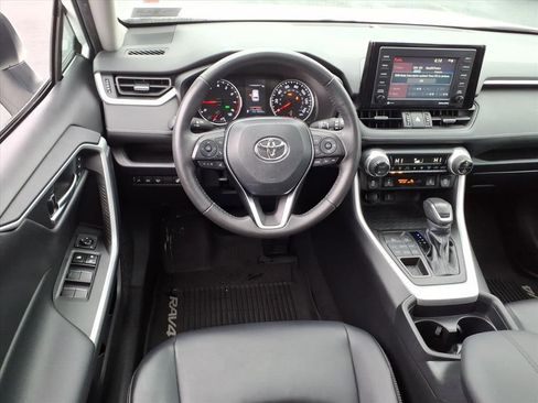 Used 2020 Toyota RAV4 XLE Premium image 8