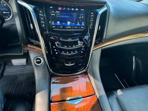 Used 2016 Cadillac Escalade Luxury AWD/4WD image 11