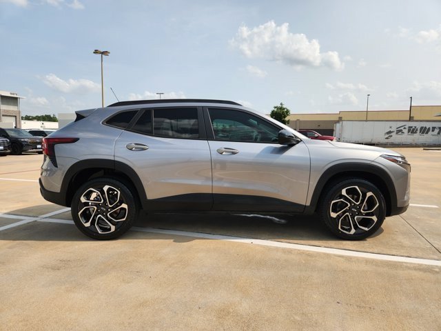Used 2024 Chevrolet Trax RS w/ Sunroof Package FWD image 4