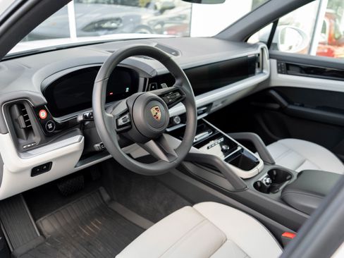 Used 2024 Porsche Cayenne image 8