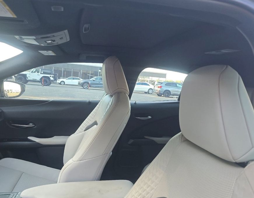 Used 2022 Lexus UX 200 w/ Premium Package FWD image 16