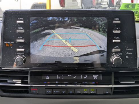 Used 2023 Toyota Sienna XLE AWD/4WD image 21