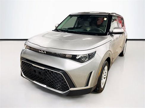Used 2023 Kia Soul LX image 3