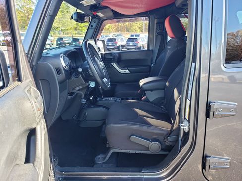 Used 2016 Jeep Wrangler Unlimited Sahara image 31